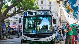 Un colectivo ingresó al acampe de Plaza de Mayo e hirió a ocho personas