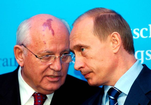 Gorbachov conversa con Putin durante una cumbre en Alemania en diciembre de 2004.&nbsp;