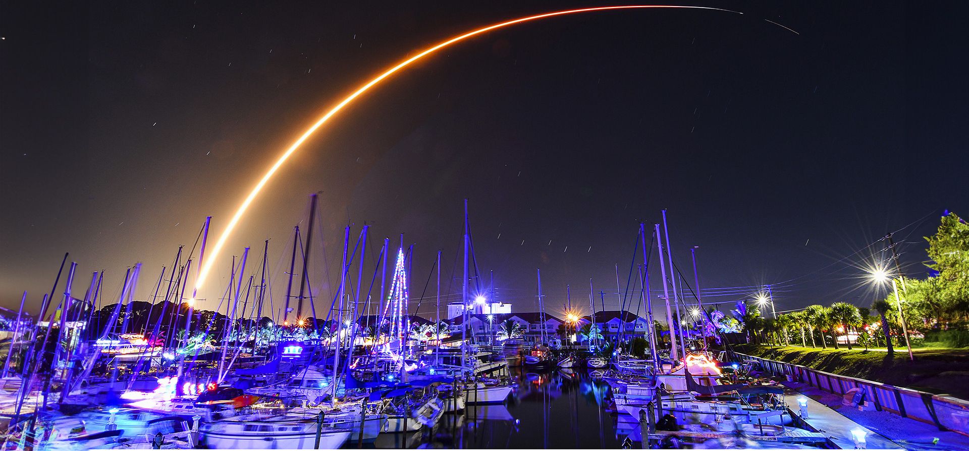 Un cohete SpaceX Falcon 9 que transporta un lote de satélites de Internet Starlink se lanza desde el complejo de lanzamiento 40 en la estación de la Fuerza Espacial Cape Canaveral, el lunes 18 de diciembre de 2023, visto desde Cape Crossing Marina, donde muchos barcos y mástiles están decorados con luces navideñas. (Malcolm Denemark/Florida hoy a través de AP) Un cohete SpaceX Falcon 9 que transporta un lote de satélites de Internet Starlink se lanza desde el complejo de lanzamiento 40 en la estación de la Fuerza Espacial Cape Canaveral, el lunes 18 de diciembre de 2023, visto desde Cape Crossing Marina, donde muchos barcos y mástiles están decorados con luces navideñas. (Malcolm Denemark/Florida hoy a través de AP)