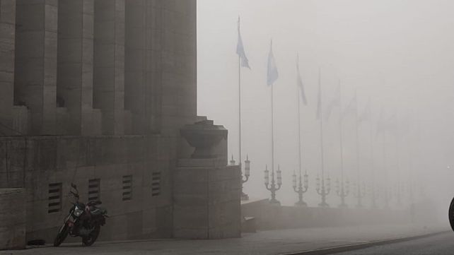 Una espesa niebla cubría esta mañana las inmediaciones del Monumento Nacional a la Bandera.