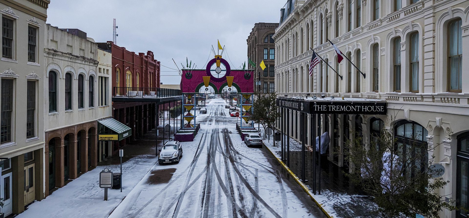 Una calle cubierta de nieve sobre Galveston, Texas, en la mañana del 21 de enero de 2025. (Michael Grimes/409 Dronegraphy vía AP) Una calle cubierta de nieve sobre Galveston, Texas, en la mañana del 21 de enero de 2025. (Michael Grimes/409 Dronegraphy vía AP)