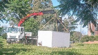 Momento en el que sacaban con una grúa la casilla policial instalada en barrio 7 Jefes.