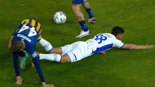 Módica le comete falta a Fernández. Central y Tigre juegan en el Gigante.