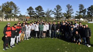 El gobernador entrerriano Gustavo Bordet concurrió al entrenamiento de Patronato para solidarizarse con el plantel tras el despojo ante Barracas Central.