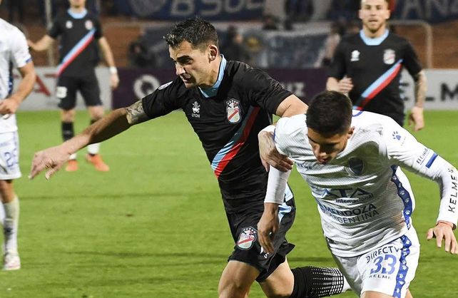 Arsenal pisa Varela con el deseo de ser el único puntero