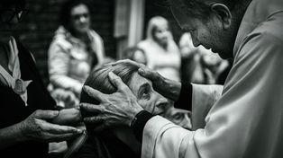 Ritual en zona norte de Rosario. El padre Roberto Bigolín Giuliano es el actual cura párroco de Arteaga.
