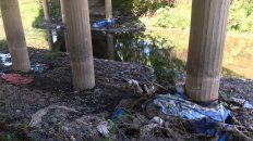 MUCHA BASURA. Ante la falta de volquetes en la zona, arrojan residuos en los costados del arroyo. MUCHA BASURA. Ante la falta de volquetes en la zona, arrojan residuos en los costados del arroyo.