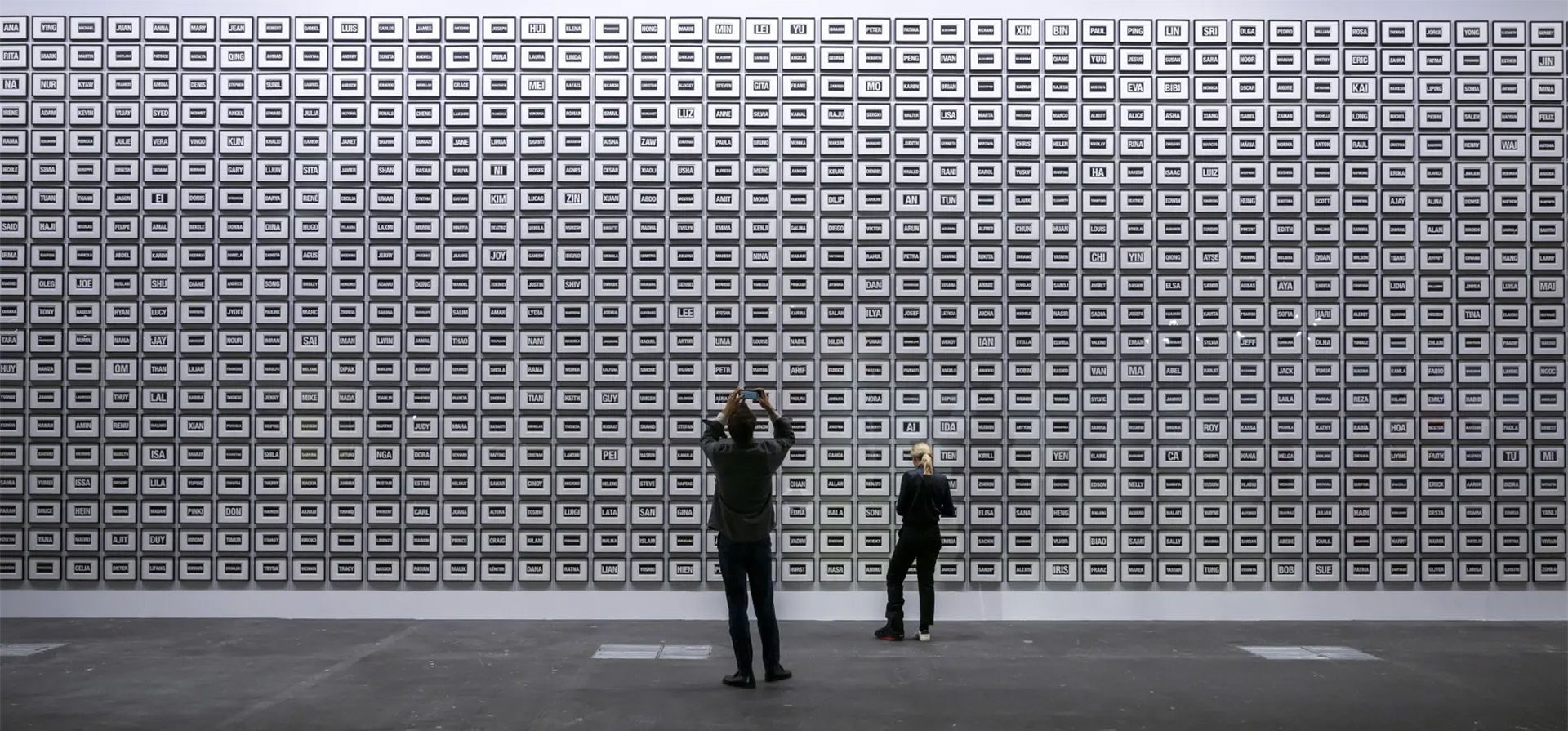 El artista estadounidense Allan McCollum, se exhibe en la exposición internacional Art Basel, Basilea. Suiza. Fotografía: Georgios Kefalas/EPA El artista estadounidense Allan McCollum, se exhibe en la exposición internacional Art Basel, Basilea. Suiza. Fotografía: Georgios Kefalas/EPA