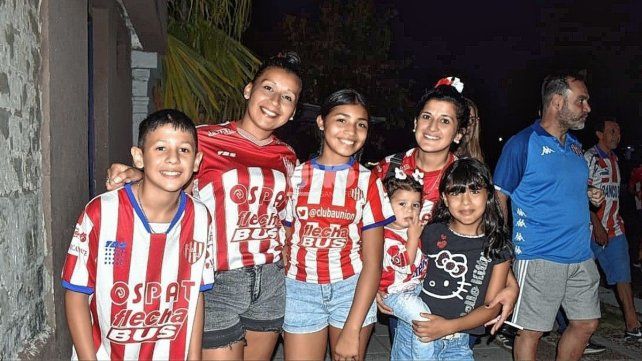 El color de los hinchas de Unión para el partido ante Racing en el 15 de Abril