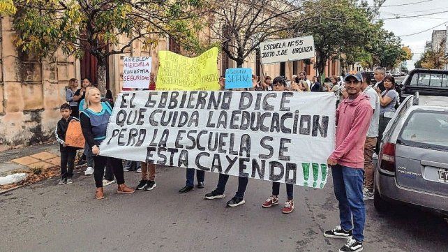 La comunidad educativa de la escuela primaria salió a la calle a visibilizar su protesta.