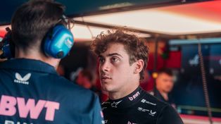Franco Colapinto comparte datos con su ingeniero de pista en Alpine. A las 10 será la hora de la verdad, la clasificación en Singapur.