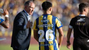 Entrás pibe. Holan le da indicaciones al pibe Cantizano, a quien manda a la cancha desde el arranque.