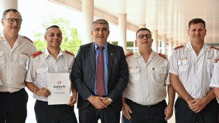 El ministro Fabián Bastia junto a la Federación Santafesina de Asociaciones de Bomberos Voluntarios.
