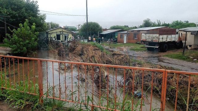Video: corte de calle de vecinos por la inundación de sus casas