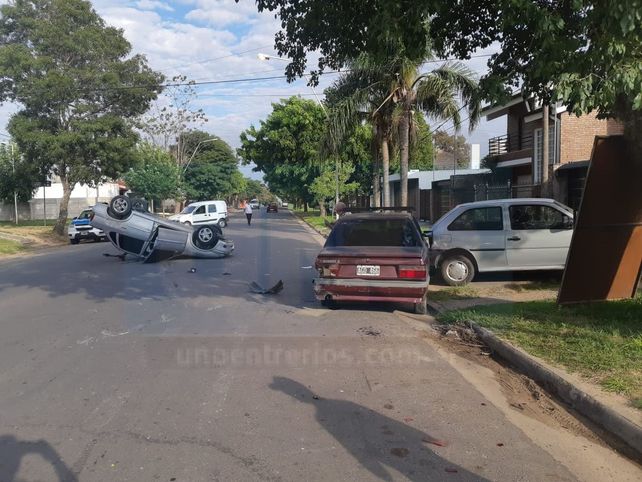 Se descompensó, chocó dos vehículo estacionados y volcó