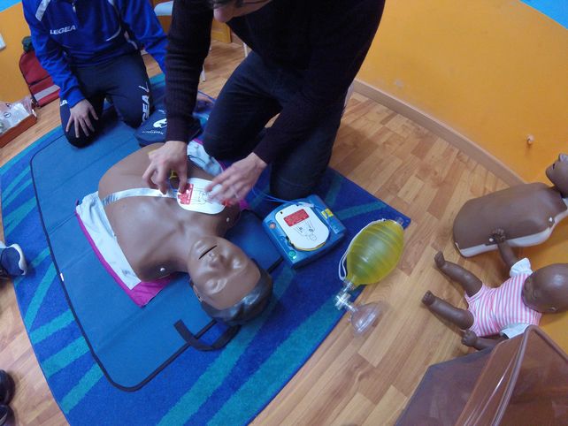 Muerte súbita: reglamentaron la ley para que espacios de alta concurrencia tengan desfibriladores