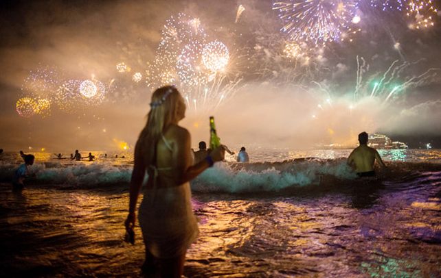 La playa brasileña de Copacabana iluminada por 24 toneladas de pirotecnia.