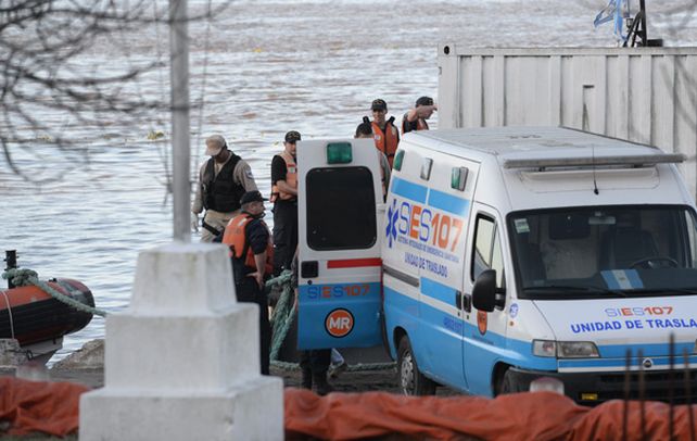 Rescate. Agentes de Prefectura Naval y de la policía sacaron el cuerpo de Gerardo a la altura de la zona franca de Bolivia.