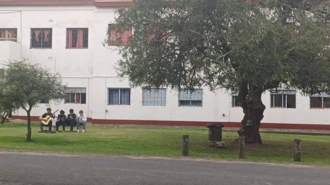 Escuela Almafuerte: alumnos asisten día por medio porque sus familias no pueden costear el viaje tras la suspensión del tren