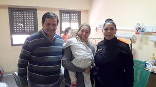 Un gesto que emociona para socorrer a una pequeña niña