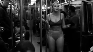 Una modelo inglesa se desnuda en el subte para reivindicar las curvas de su cuerpo
