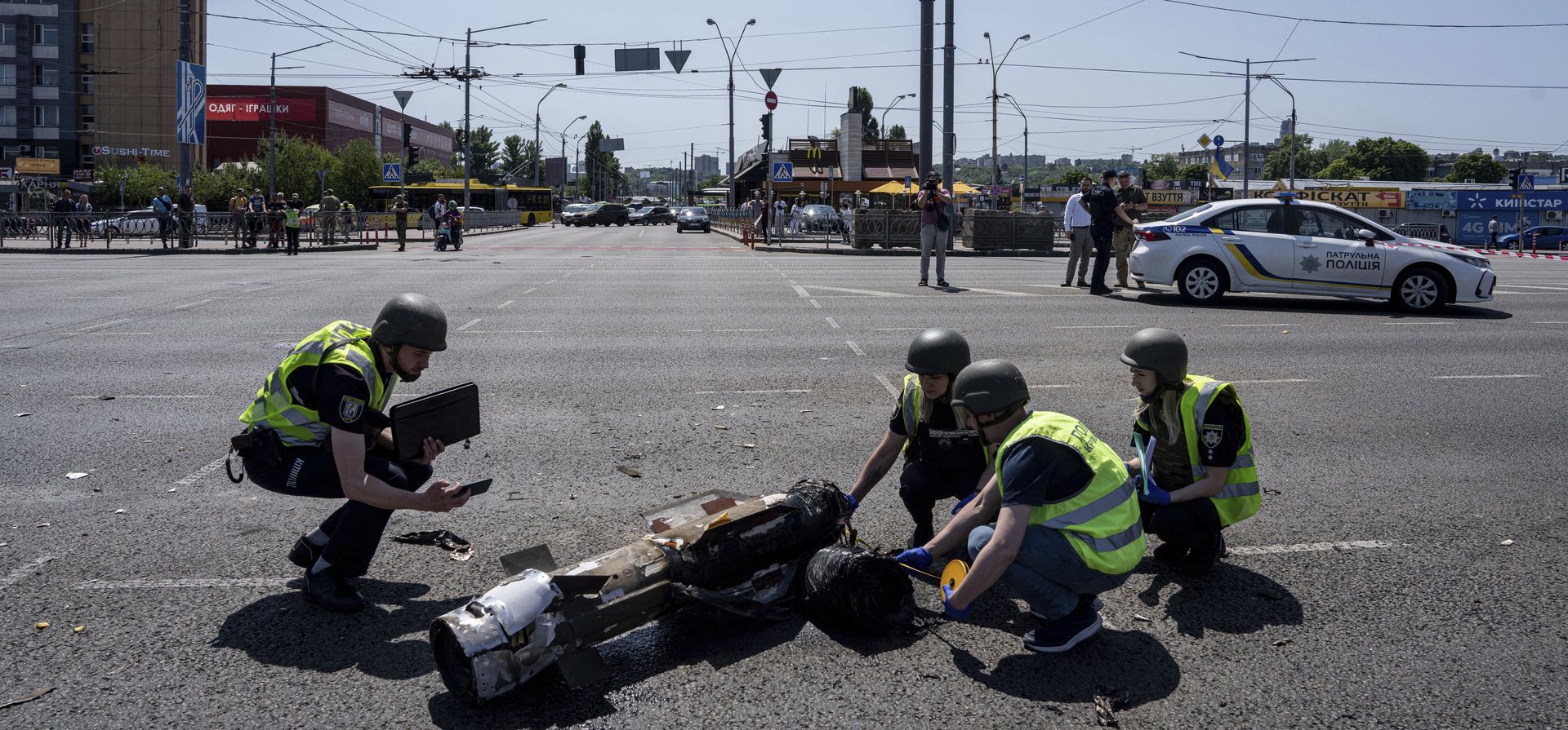 Agentes de la policía ucraniana inspeccionan un fragmento del cohete después de un ataque en Kiev, Ucrania, el lunes 29 de mayo de 2023. Las explosiones sacudieron a Kiev durante el día cuando los misiles balísticos rusos cayeron sobre la capital ucraniana. (Foto AP/Evgeniy Maloletka) Agentes de la policía ucraniana inspeccionan un fragmento del cohete después de un ataque en Kiev, Ucrania, el lunes 29 de mayo de 2023. Las explosiones sacudieron a Kiev durante el día cuando los misiles balísticos rusos cayeron sobre la capital ucraniana. (Foto AP/Evgeniy Maloletka)
