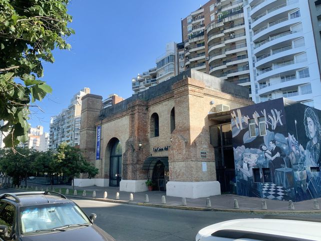 La actual Casa del Tango ostenta en su techo el tanque que alimentaba los acuíferos para las máquinas a vapor.