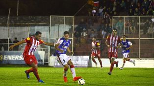 Cadenazzi no gozó de situaciones para romper la valla tucumana.