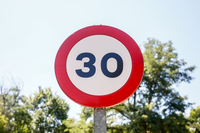 Piden reducir a 30 km/h la velocidad en las calles urbanas del mundo para salvar vidas