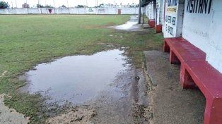 La cancha de Newell´s en barrio Roma tras las intensas precipitaciones de la jornada de lunes.