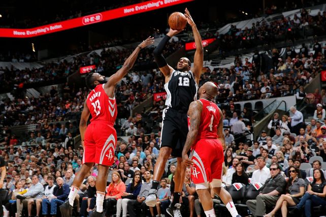 San Antonio superó a Houston y se ilusiona con los playoffs