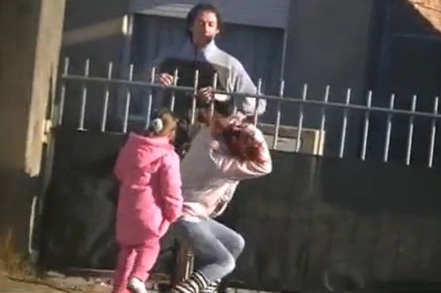 Golpeador filmado por un vecino