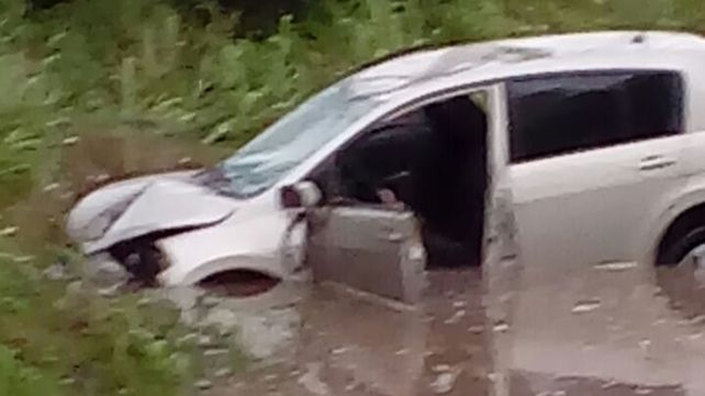 Despistó y terminó sumergido en la banquina