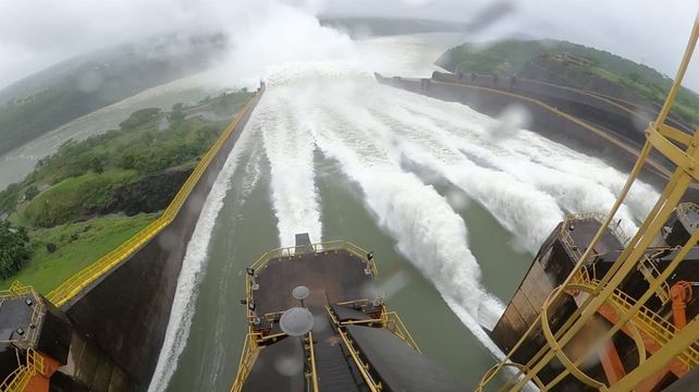 La Central Hidroeléctrica Itaipú se vio obligada a abrir sus vertederos