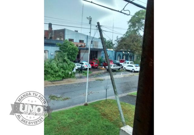Terrible temporal de lluvia y viento generó graves destrozos en Paraná