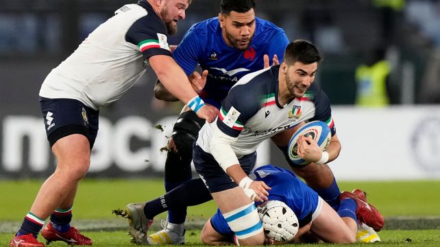 El italiano Edoardo Iachizzi cae frente al tackle de la marca gala.