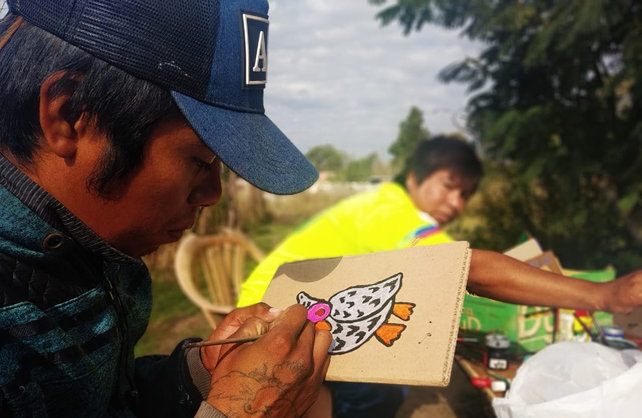 Todas las tapas de los libros son pintadas a mano.