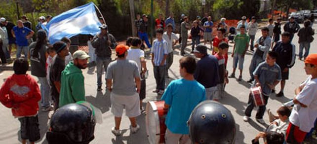 Arrancan postes para que no construyan un muro entre San Isidro y San Fernando