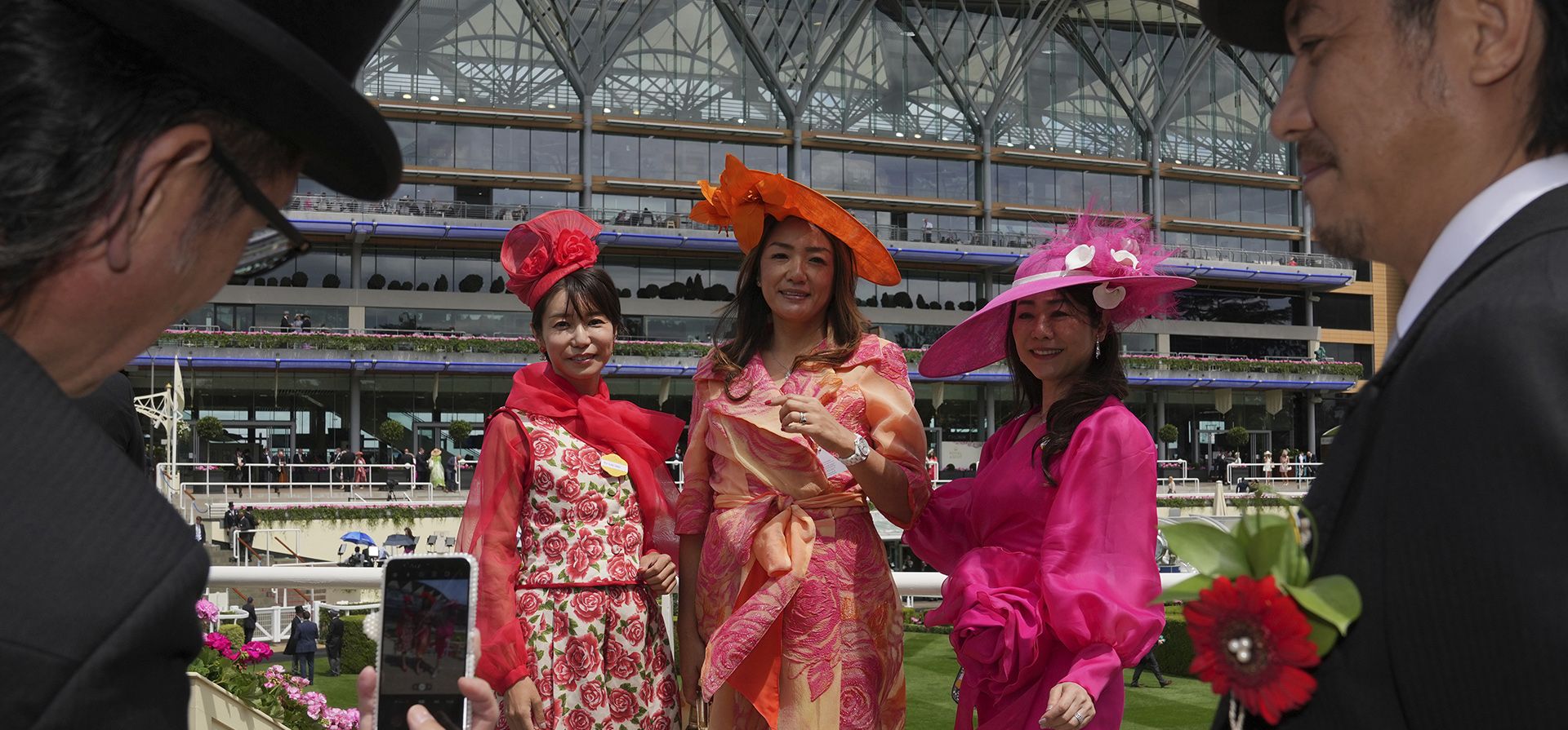 Los asistentes a las carreras posan para una fotografía con el telón de fondo de la tribuna principal y la pista de desfile en el segundo día de la carrera de caballos Royal Ascot en Ascot, Inglaterra, el miércoles 19 de junio de 2024. (Foto AP/Kin Cheung) Los asistentes a las carreras posan para una fotografía con el telón de fondo de la tribuna principal y la pista de desfile en el segundo día de la carrera de caballos Royal Ascot en Ascot, Inglaterra, el miércoles 19 de junio de 2024. (Foto AP/Kin Cheung)