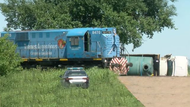 Impactante choque de una locomotora y un camión cisterna. Sucedió en un paso a nivel en la zona rural de Alvear