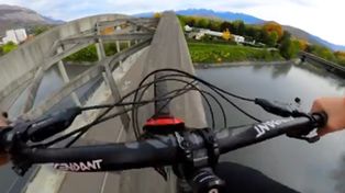El impresionante video de un ciclista-equilibrista sobre un puente