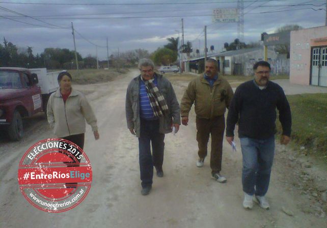 Candidato. Aníbal González (de bufanda) en una caminata proselitista