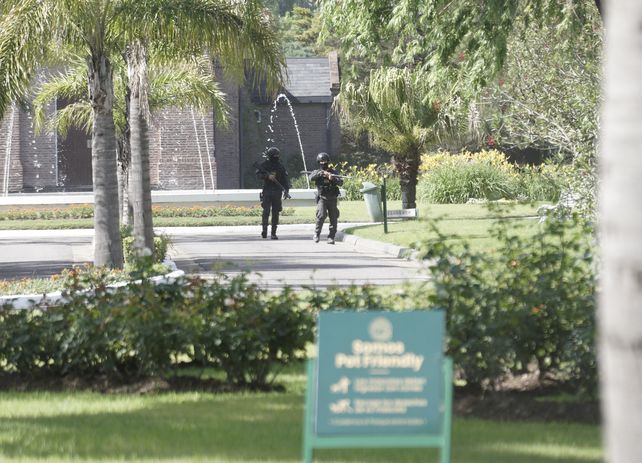 Pillín Bracamonte: el cadáver continúa custodiado por policías.