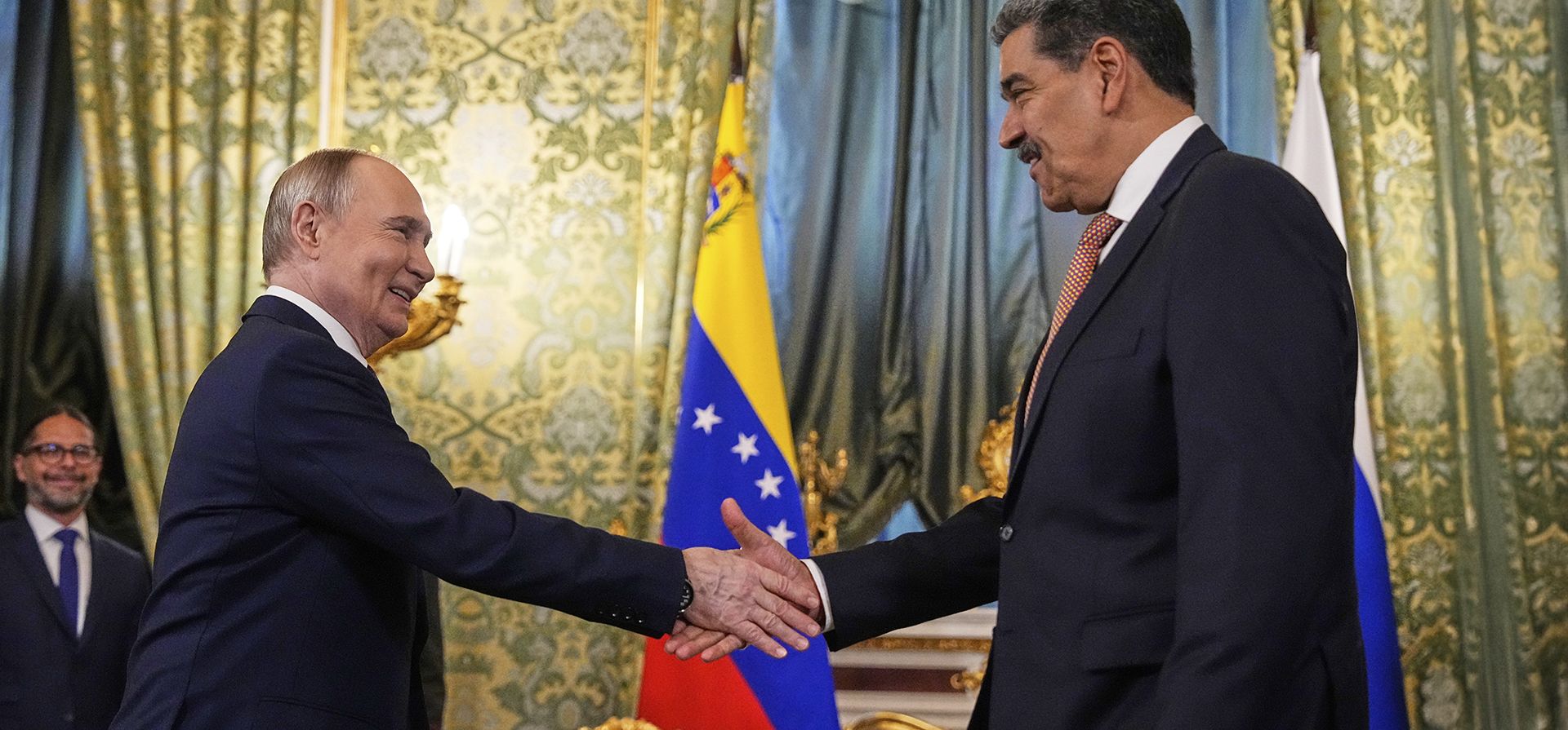 El presidente ruso, Vladimir Putin estrecha la mano del presidente venezolano, Nicolás Maduro, durante su reunión en el Kremlin en Moscú, Rusia, el miércoles 7 de mayo de 2025, antes de las celebraciones del 80.º aniversario de la victoria de la Unión Soviética sobre la Alemania nazi durante la Segunda Guerra Mundial. (Foto AP/Alexander Zemlianichenko, Pool) El presidente ruso, Vladimir Putin estrecha la mano del presidente venezolano, Nicolás Maduro, durante su reunión en el Kremlin en Moscú, Rusia, el miércoles 7 de mayo de 2025, antes de las celebraciones del 80.º aniversario de la victoria de la Unión Soviética sobre la Alemania nazi durante la Segunda Guerra Mundial. (Foto AP/Alexander Zemlianichenko, Pool)