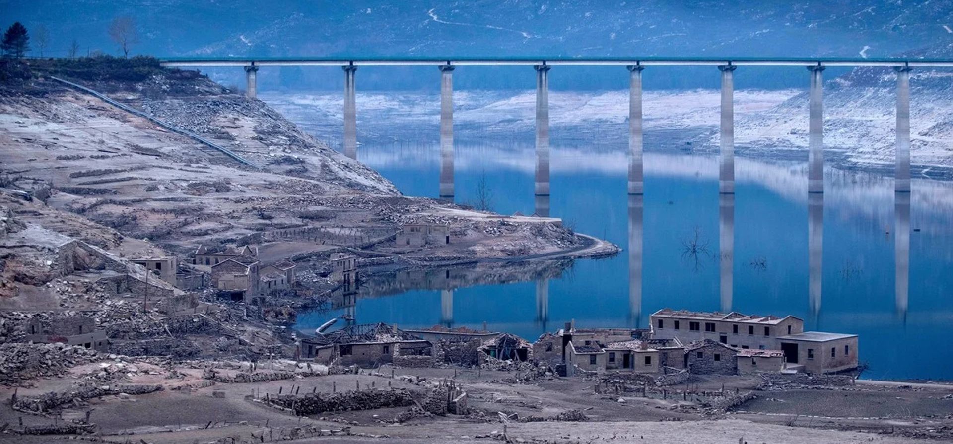 Vista de las ruinas del pueblo de Aceredo, en el embalse de Lindoso, Orense, España, cuyas edificaciones quedaron anegadas el 8 de enero de 1992 y han vuelto a emerger. La Xunta de Galicia decretó la prealerta de sequía ante la falta de lluvia de los últimos meses.