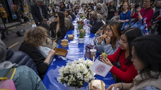 El Big Lunch en una calle del centro de Londres. La comida se repitió en todo el país.&nbsp;