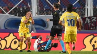 Ortiz no puede creer la amarilla que le sacó Echenique. Por eso salió en el entretiempo. Central no tuvo casi chances ante San Lorenzo.