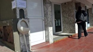 Puso un mingitorio en la vereda como protesta porque cada noche orinaban el frente de la clínica