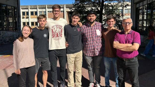 Los alumnos de la UNR que buscan llegar a Colombia junto a Orlando Verna