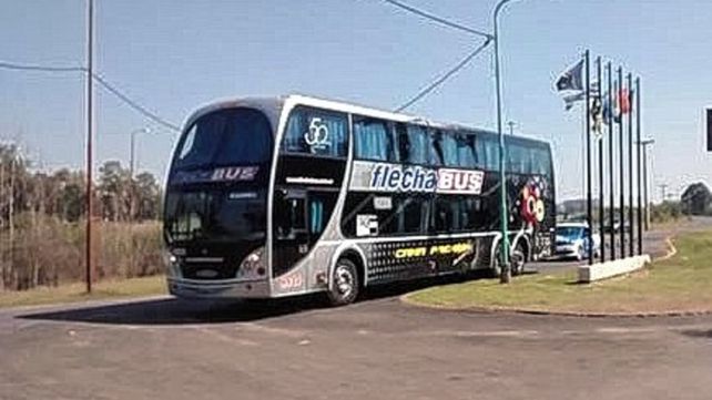 La policía hizo volver dos micros con barras de Colón